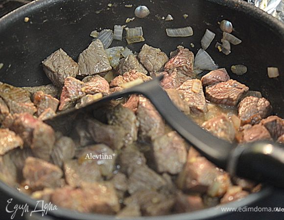 Обжарим лук,затем добавим говядину, паприку и обжариваем несколько минут до полу готовности. Посолим и поперчим.