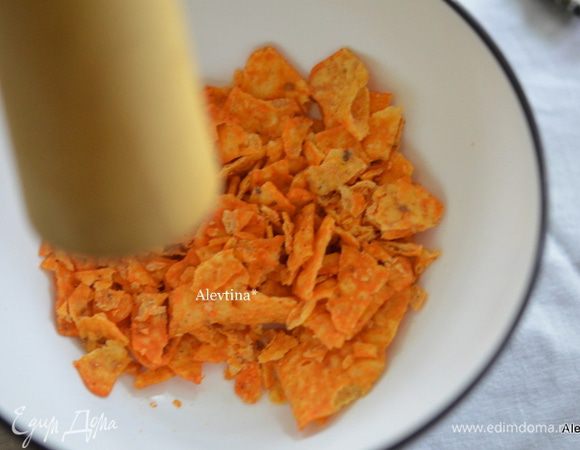 Чипсы размелем вручную в емкости толкушкой для картофельного пюре. Не мелко.