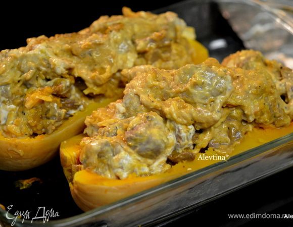 Смешаем в блюде говядину, мякоть от тыквы, чипсы,сметану,половину порции сыра. Выложим все это поверх тыквы, распределив поровну. Поставим обратно в духовку на 20 мин. Затем достанем из духовки блюдо. Выложим поверх оставшийся сыр и поставим на 3-5 мин.обратно , чтоб сыр мог растаять.