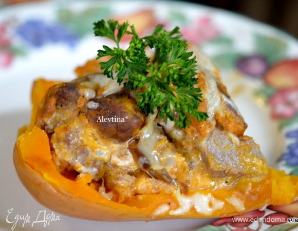 Подаем на тарелках,предварительно порезав каждую часть на пополам. Приятного аппетита.