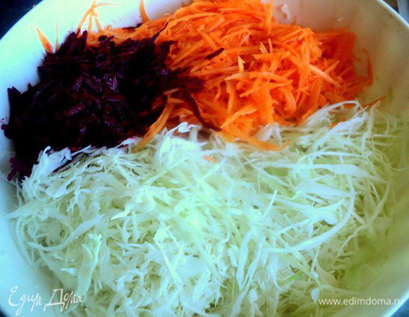 Капусту тонко нашинковать, тыкву натереть на терке для корейской морквы, свеклу — на обычной терке. Чеснок пропустить через пресс.