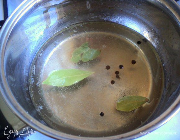 Воду вскипятить, добавить соль, сахар, уксус, растительное масло, специи. Снова довести до кипения.