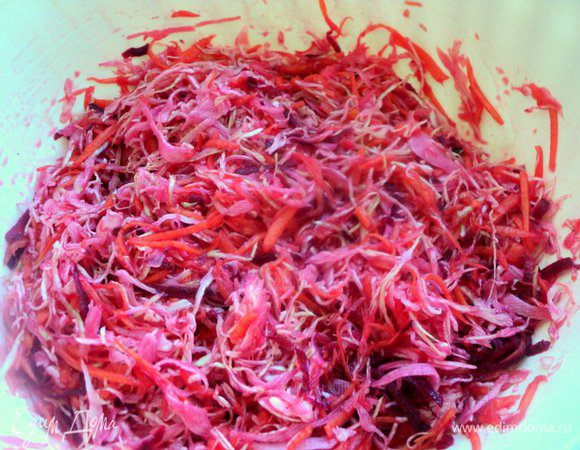 Залить горячим маринадом овощную смесь, перемешать.