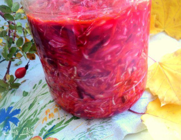 Выложить салат в банку и поставить в холодильник на сутки.