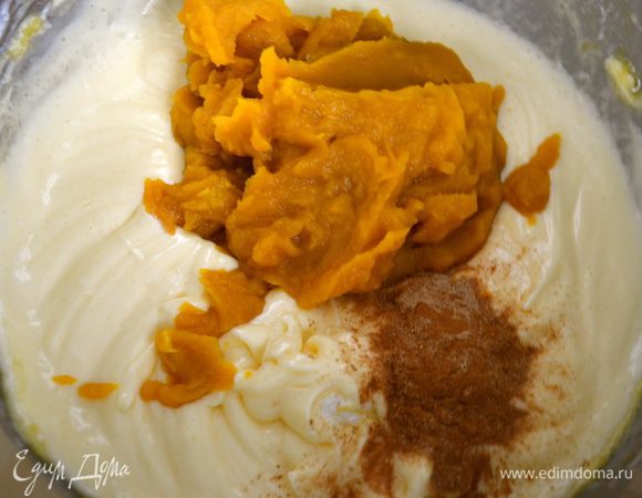 Первым делом включить разогреваться духовку на 190 С. 
В чашу для кухонного комбайна (или с помощью ручного электромиксера) положить яйца, желтки, сахар и сливочный сыр. На средней скорости перемешать до однородности. Следом добавить тыквенное пюре, лимонный сок, соль и специи.
