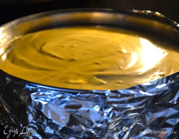 Осторожно перелить начинку в форму и поставить выпекаться в разогретую духовку на 50 минут - 1 час. 