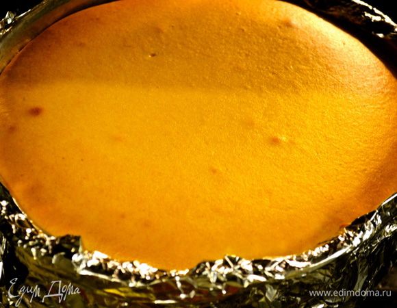 Готовый чизкейк достать из духовки и дать ему полностью остыть, не вынимая из формы.