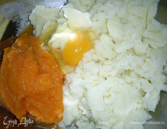 Будем считать, что картофельное пюре у нас уже приготовлено. Вы можете использовать холодное пюре, оставшееся от предыдущей трапезы (что я всегда и делаю).
Очищенную тыкву отварить в кипящей подсоленной воде до мягкости (у меня это заняло примерно 10 минут). Остудить и протереть через сито.
Смешать картофельное и тыквенное пюре, добавить яйцо. 