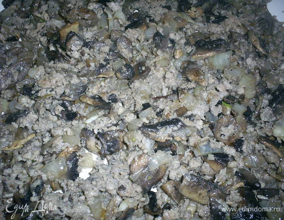 Заранее готовим начинку, она должна успеть остыть. Шампиньоны нарезаем тонкими пластинками, кладем на сухую сковороду, нагреваем до испарения жидкости, тогда добавляем растительное масло и мелко нарезанный лук. Готовим до тех пор, пока лук не приобретет золотистый цвет. Тогда добавляем фарш, солим по вкусу, можно добавить ваши любимые приправки. Готовим на среднем огне еще минут 8-10.