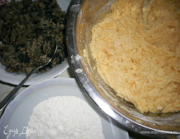 Подготовим рабочее место. Не забудем насыпать в тарелку муки.