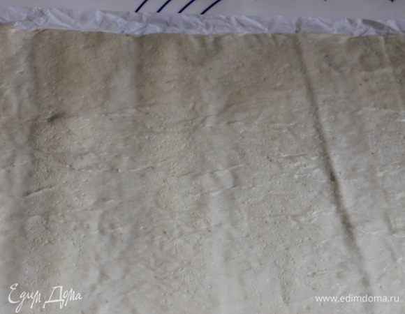 Я брала  такое готовoе тесто для пиццы. Если нет такого, то можно сделать самим. Для этого нам понадобится:
Молоко  — 200 мл
Мука	 — 330 г
Масло оливковое  — 2 ст. л.
Дрожжи	 (сухие) — 7 г
Соль	 — 0,5 ч. л.
Сахар  — 2 ч. л.
Замесить как обычно дрожжевое тесто, дать подняться. Затем можно приступать.