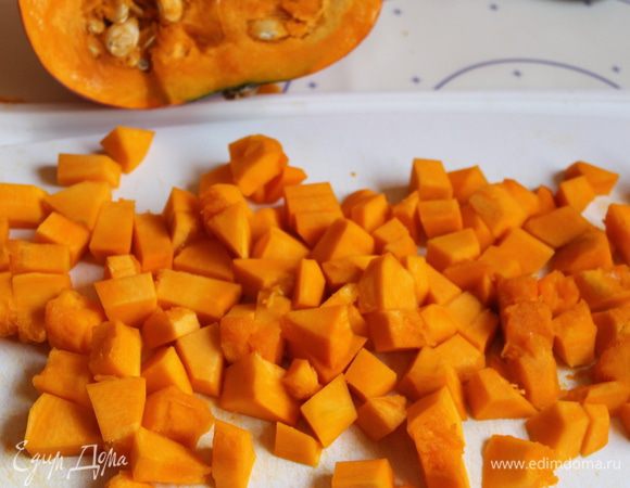 Тыкву почистим, порежем на кубики по 1 см. Зальем водой, поставим на огонь и поварим 5 минут. Не забываем посолить. Когда будет готова, достаем из воды и дадим остыть.
