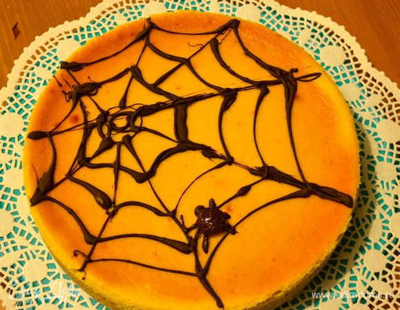 Для украшения растопить на водяной бане шоколад. Переложить его в специальный кулинарный шприц с тонкой насадкой, или сформировать пакетик из пекарской бумаги, и отрезать у него уголок... На поверхности охлажденного торта нарисовать паутинку из шоколада. Из шоколадной конфетки сделать паучка.... )))))
