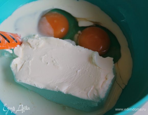 Пока наша тыква остывает, делаем крем. Для этого смешаем яйца, творожный сыр любой, сливки. Добавим куркуму, ложку крахмала, соль. По желанию можно выдавить пару зубчиков  чеснока. Все хорошо взобьем.