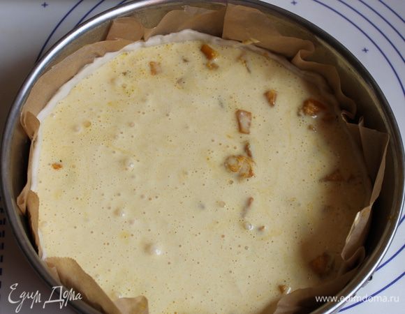 Заливаем кремом, сверху посыпем тертым сыром. Я закрыла верх еще фольгой. Ставим в разогретую духовку на 60 минут  при 175 гр. За 20 минут, до окончания,  убираем фольгу.