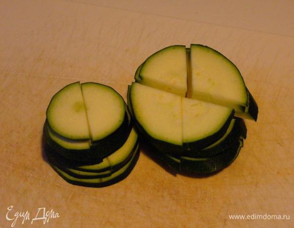 Цукини режем кольцами, потом на половинки или четвертинки.