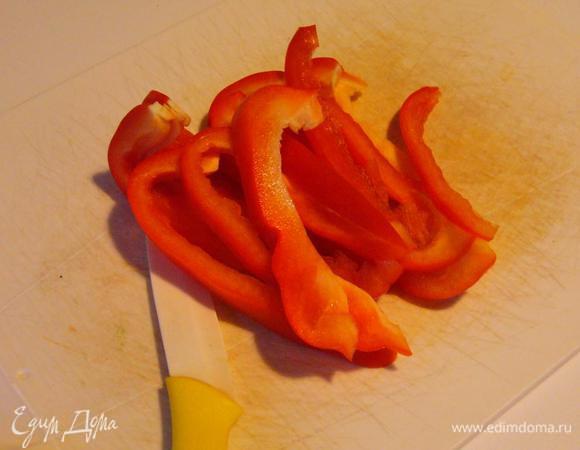 Перец нарезаем вдоль "соломкой".