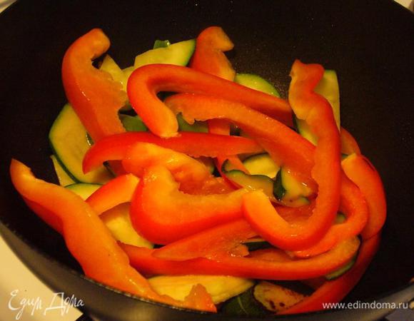 Добавляем паприку. Продолжаем обжаривать овощи, не забывая помешивать, чтобы не успели пригореть.