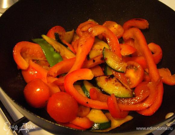 Последними добавляем помидорки черри. (Не удивляйтесь горошку на картинке. Мне нужно было куда-то использовать "остатки" от моей евразийской лазаньи.) Солим, перчим.