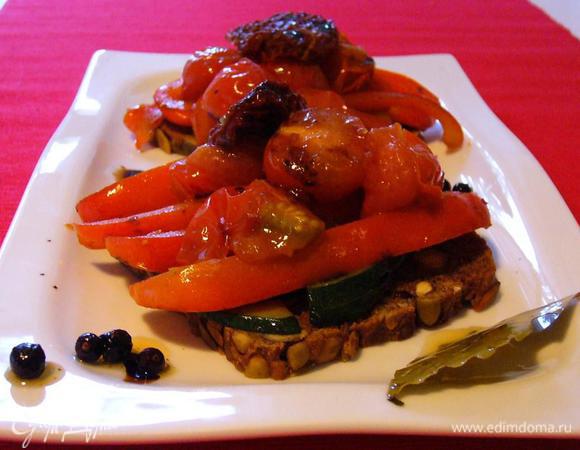 Выкладываем овощи слоями на тёплый хлеб (я подсушивала в тостере). Первым слоем цукини, вторым перец, сверху помидорки черри и вяленые томаты. Приятного аппетита!