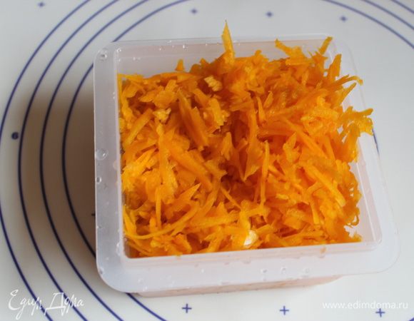 Для этого вкусного пирога натрите тыкву на терке.