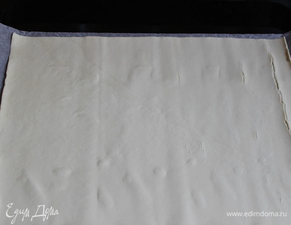 У меня 2 пласта слоеного теста. Один пласт разверните и вместе с бумагой положите на лист.