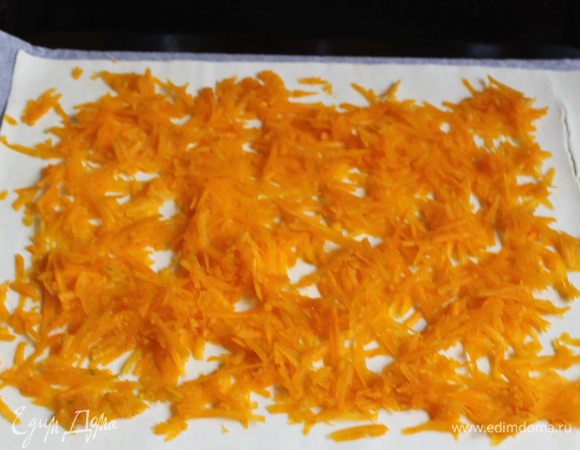 Выложите тыкву, оставляя место по краям. Я взяла немного тыквы. Побоялась, что она не пропечется. Но вы можете брать больше, так как тыква очень хорошо пропекается.