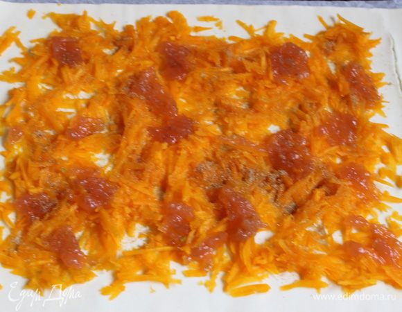 Сверху я добавила яблочное повидло. Можно взять любое варенье.  Посыпьте коричневым сахаром.