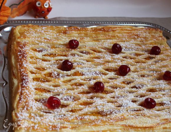 Сверху посыпьте сахарной пудрой, но можно оставить и так.