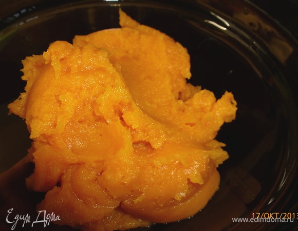 Готовим тыквенное пюре. Тыкву очищаем от кожуры и семечек, режем на небольшие кусочки, запекаем в рукаве до мягкости, минут 30. Готовую тыкву пюрируем блендером.