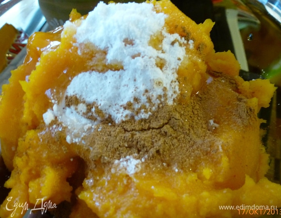 К тыквенному пюре добавляем сахарную пудру, мед, желток и корицу. Все перемешиваем.