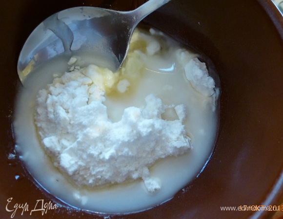 Муку смешиваем с крахмалом, добавляем 2 ст. л. воды, растираем. Добавляем смесь к тыквенному пюре, все тщательно перемешиваем.