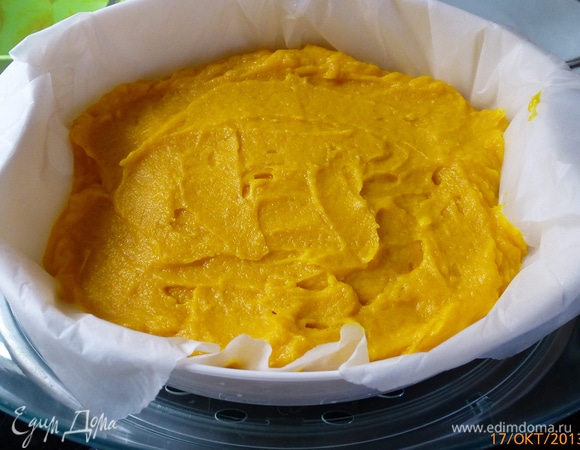 Перекладываем пюре в чашу для варки риса из пароварки. Чашу лучше выстелить пекарской бумагой, чтобы ее не окрасить. Готовим пюре в пароварке в течение 10 минут. Даем тыкве полностью остыть.