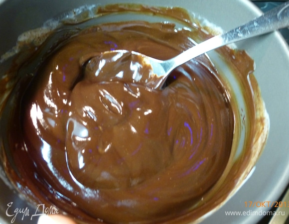 Готовим второй слой десерта. Шоколад ломаем на кусочки. Сливки доводим до кипения и заливаем ими шоколад, перемешиваем.