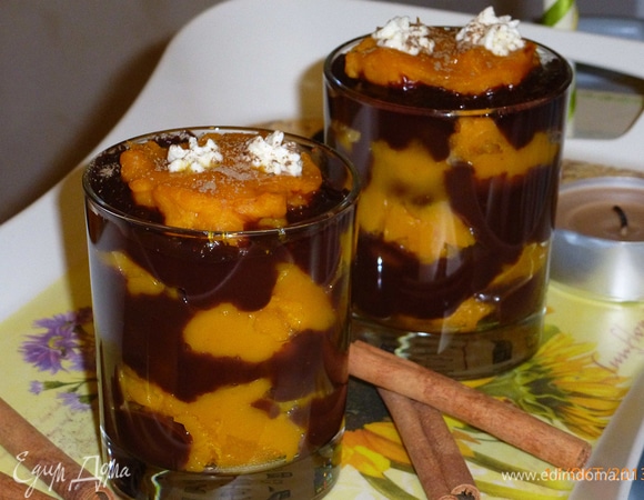 Стеклянные стаканчики поочередно заполняем тыквенным пюре и шоколадом. Готовый десерт можно украсить взбитыми сливками и измельченными орешками. Приятного аппетита!