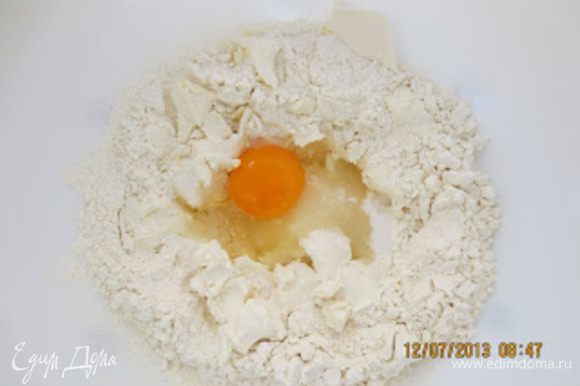 Муку просеять в глубокую миску, добавить масло, яйцо, сахар, разрыхлитель, соль и воду.
