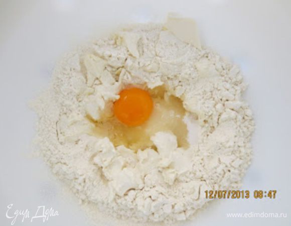 Муку просеять в глубокую миску, добавить масло, яйцо, сахар, разрыхлитель, соль и воду. 
