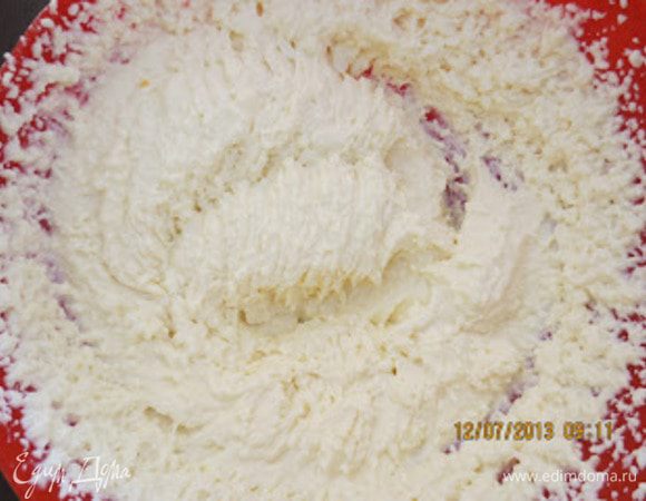 Готовим начинку. Творог выложить  в миску, добавить яичные желтки, крахмал, сметану и сахар, взбить.
