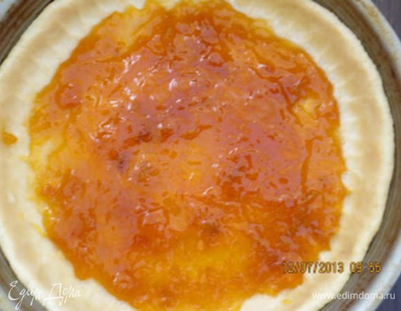 Вынуть форму с коржом из холодильника, смазать ее абрикосовым джемом и выложить начинку. Фото с начинкой не сделала.
