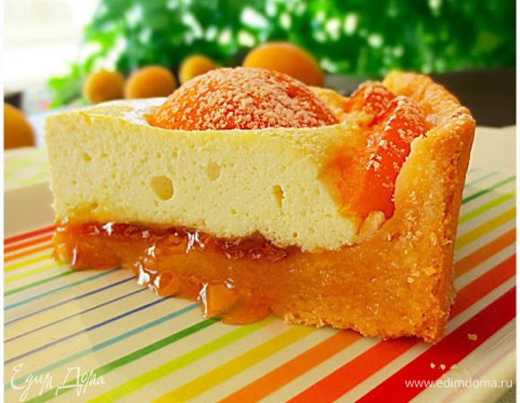 Выпекать пирог в предварительно разогретой до 180 градусов духовке около часа. Готовый пирог оставить остыть.
