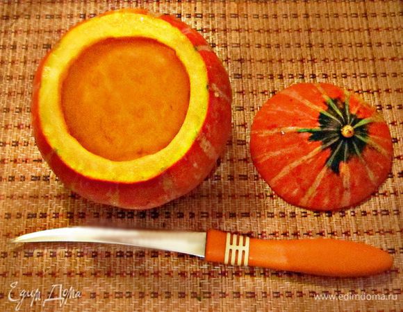 С тыквы срежьте «крышечку». Аккуратно очистите середину от семян.