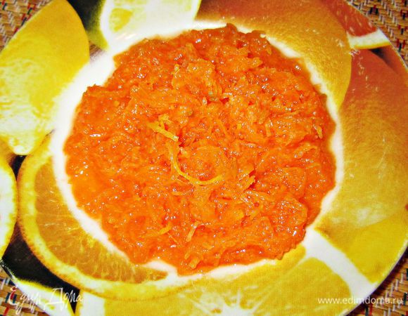 Срежьте часть мякоти (3 ст. л.) и натрите на мелкой терке. Потушите 10–15 минут на небольшом огне с добавлением воды.