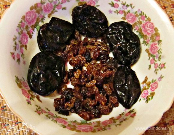 Чернослив и изюм помойте, залейте кипятком и дайте постоять 10 минут.