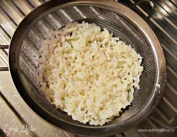 Промойте рис и отварите до полуготовности в подсоленной воде. Готовый рис промойте под холодной водой.