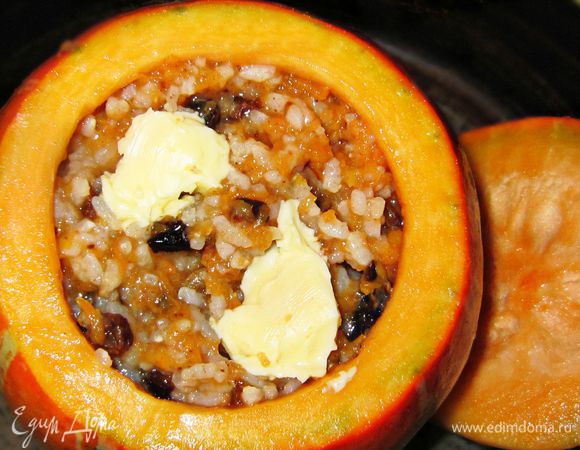 Положите в тыкву начинку. Добавьте сливочное масло, накройте тыквенной «крышечкой» и поставьте в разогретую до 180°C духовку на 45 минут.