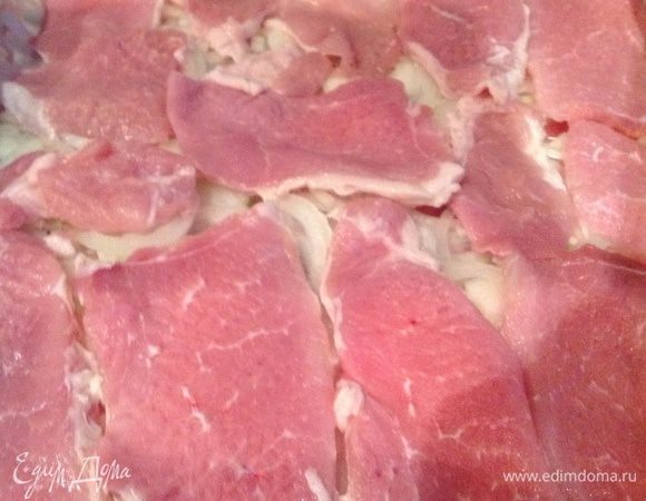 Свиное филе нарезать поперек волокон кусочками 1 см, отбить, посолить, поперчить и выложить следующим слоем.