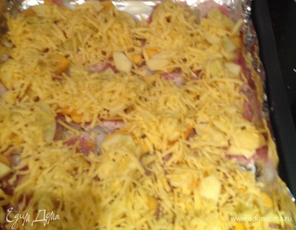 Сверху посыпать натертым на крупную терку сыром.  Поставить в духовку и выпекать при 180 градусах 45 мин.