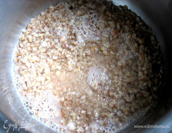 Заливаем их кипятком,солим, доводим до кипения и выключаем..., настаиваем под крышкой минут 5-10.