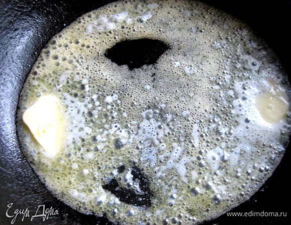 В это время готовим овощи..., растопим для них сливочное масло.