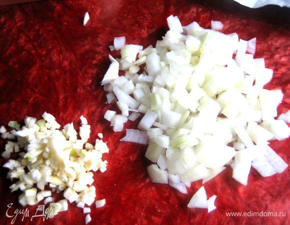 Лук, чеснок измельчаем.